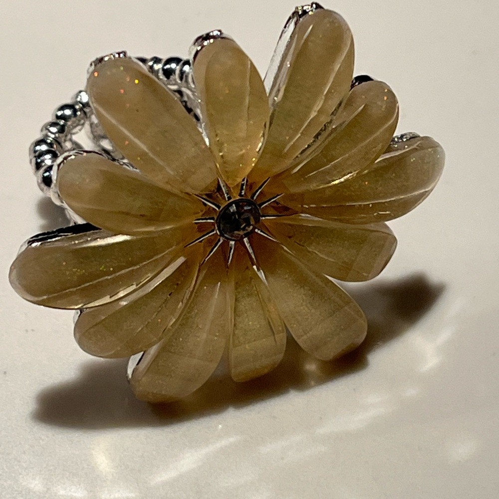 NWOT pale yellow round flower shaped ring with center stone on elastic band. - Picture 8 of 9